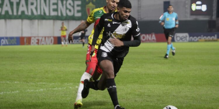Só prejuízo: Ponte perde Éverton e volta sem nenhum ponto de Santa Catarina
