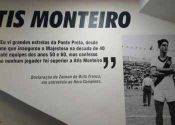 A imagem de Atis Monteiro, com trechos da reportagem do Hora Campinas, recepciona quem acessa a escadaria que leva até a sala de convivência. Foto: Manoel Brito Franco