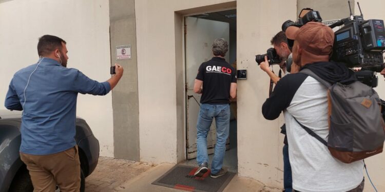Material apreendido na operação chega ao Gaeco,em Campinas. Foto: Francisco Lima Neto/Hora Campinas