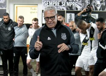 O técnico Hélio dos Anjos promoverá pelo menos duas mudanças na equipe. Foto: Álvaro Jr/Ponte Press