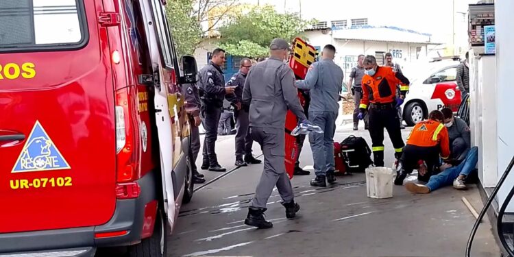 Uma pessoa gravemente ferida foi atendida pela equipe de resgate do Corpo de Bombeiros e levada ao Hospital da PUC-Campinas - Foto: Barba Azul/Divulgação