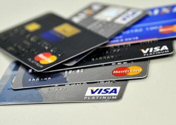 Houve queda de 1,2 ponto percentual no número de famílias que devem no cartão de crédito. Foto: Marcello Casal/Agência Brasil