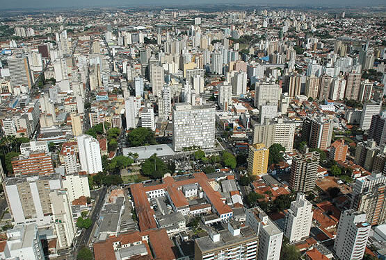 Contribuintes recebem guia para pagamento de Taxa de Fiscalização de Anúncios