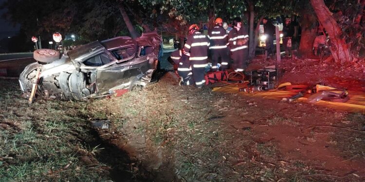 Homem morre e três ficam feridos em capotamento na Anhanguera