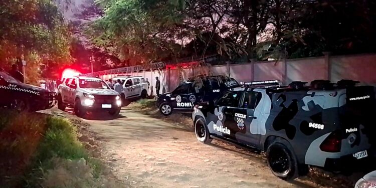 Mulher esfaqueada por caseiro está internada em estado grave