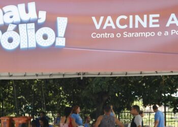 Faixa em tenda de vacinação instalada no Rio, ano passado, incentiva os pais a levarem os seus filhos: é preciso responsabilidade Foto: Fernando Frazão/Agência Brasil