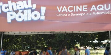 Faixa em tenda de vacinação instalada no Rio, ano passado, incentiva os pais a levarem os seus filhos: é preciso responsabilidade Foto: Fernando Frazão/Agência Brasil