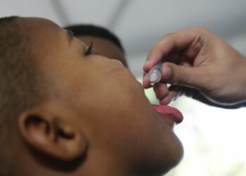 Criança é vacinada contra a pólio: campanha foi prorrogada até o final do mês em todo o país. Foto: Fernando Frazão/Agência Brasil