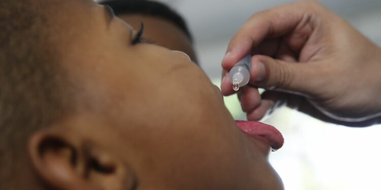 Criança é vacinada contra a pólio: campanha foi prorrogada até o final do mês em todo o país. Foto: Fernando Frazão/Agência Brasil