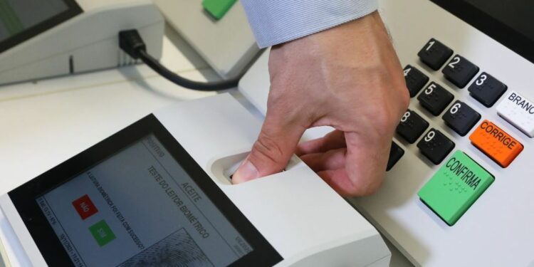 TSE capacita influenciadores digitais para ajudar a combater fake news