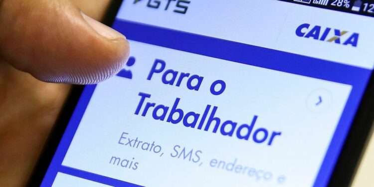 Pedido pode ser feito pelo aplicativo FGTS, disponível para telefones e dispositivos móveis dos sistemas Android e iOS - Foto: Marcelo Camargo/Agência Brasil