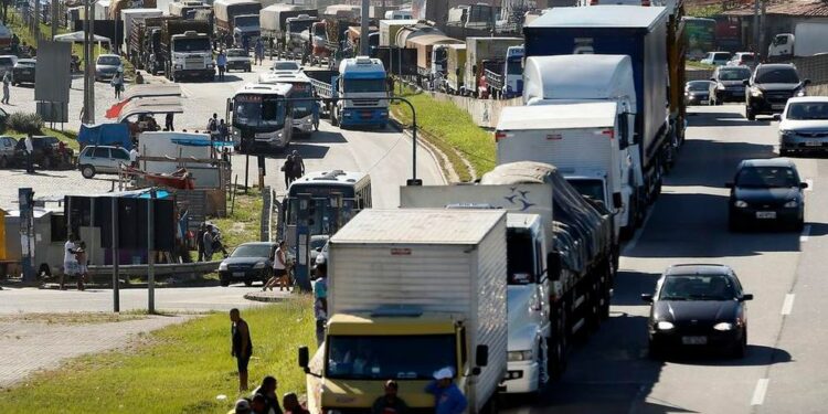 Segundo o governo federal, auxílio tem por objetivo ajudar os transportadores autônomos de carga a enfrentar o aumento dos combustíveis - Foto: Tomaz Silva/Agência Brasil