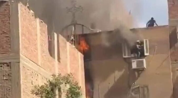 Bombeiros tentam realizar salvamento na igreja copta no Cairo. Foto: Reprodução