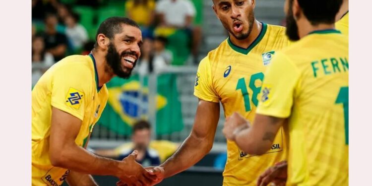 Wallace e Lucarelli celebram ponto: Brasil vence Japão por 3 sets a 0 na segunda vitória seguida no Mundial de vôlei masculino Foto: CBV/Twitter/Reprodução