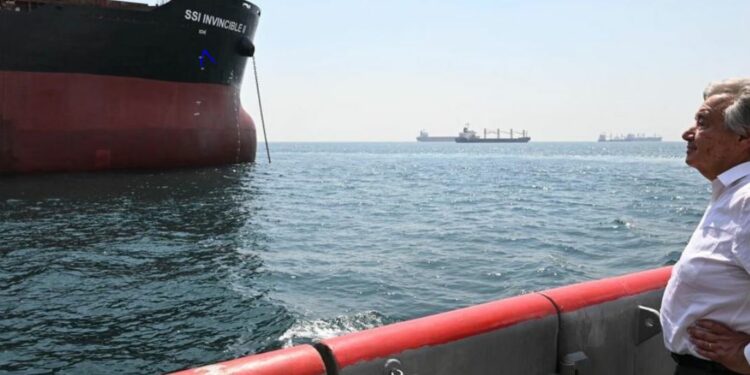 Chefe da ONU observa o SSI Invincible 2 na Turquia. Navio transportará da Ucrânia a maior carga de grãos já exportada sob a Iniciativa de Grãos do Mar Negro - Foto: ONU/Mark Garten