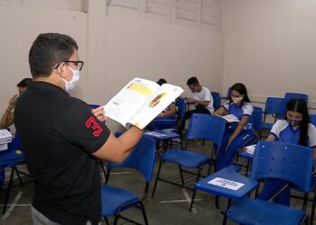 Professor em sala de aula: queda do interesse pela profissão. Foto: Agência Brasil