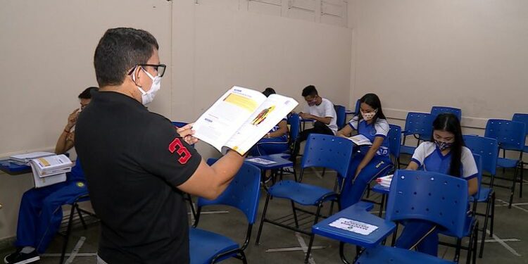 Professor em sala de aula: queda do interesse pela profissão. Foto: Agência Brasil
