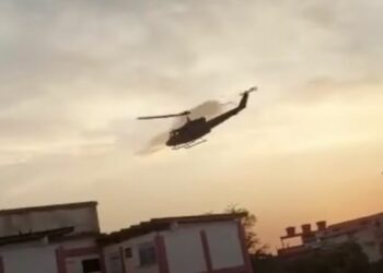 Helicóptero da polícia sobrevoa o Complexo da Maré: aulas de 35 escolas da região foram suspensas  -  Foto: Reprodução Redes Sociais