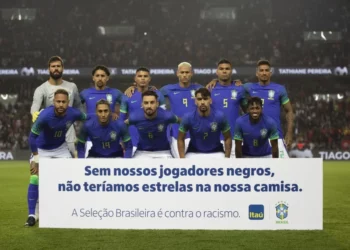 Antes dabola rolar, brasileiros fizeram campanha em prol da igualdade e contra o racismo no futebol. Fotos: Lucas Figueiredo/CBF