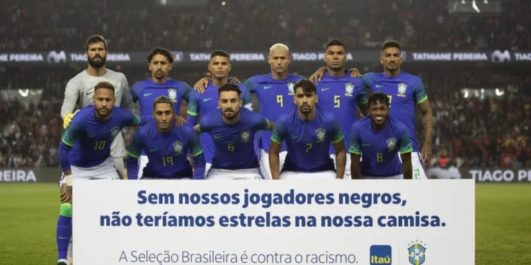 Antes dabola rolar, brasileiros fizeram campanha em prol da igualdade e contra o racismo no futebol. Fotos: Lucas Figueiredo/CBF