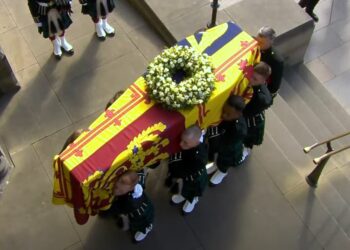 O caixão com o corpo de Elizabeth II chega a Catedral de Saint Giles, em Edimburgo: no dia 19, em Londres, presidente do Brasil participa de funeral - Foto: Reprodução YouTube