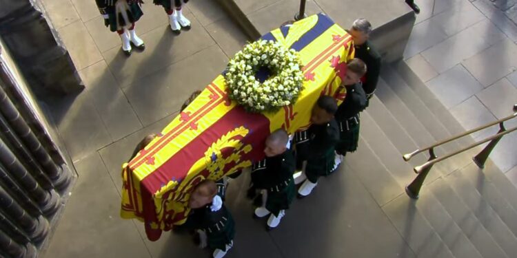 O caixão com o corpo de Elizabeth II chega a Catedral de Saint Giles, em Edimburgo: no dia 19, em Londres, presidente do Brasil participa de funeral - Foto: Reprodução YouTube