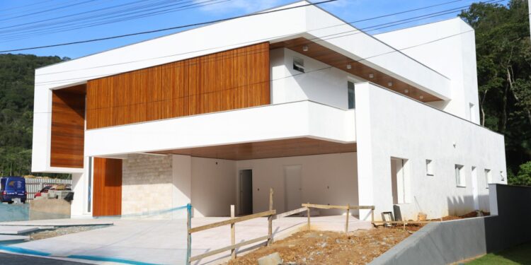 Mercado imobiliário deve crescer até 5% em 2022