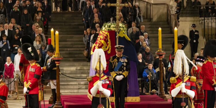 Os filhos da rainha realizam uma vigília no Westminster Hall Roger Harris/Fotos Públicas