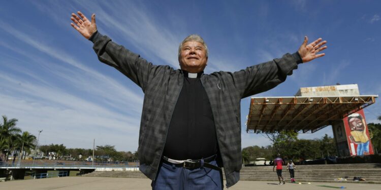Projeto propõe galeria de ícones da paz na Praça Arautos