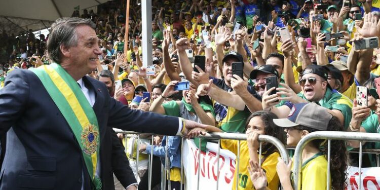 Jair Bolsonaro recebe manifestações de apoio durante desfile de 7 de Setembro Foto: Agência Brasil