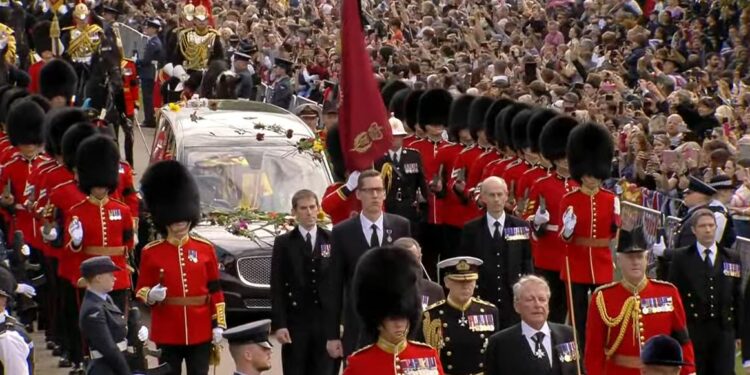 Elizabeth II foi sepultada na segunda-feira (19) junto do seu marido, o príncipe Filipe - Foto: Reprodução Youtube