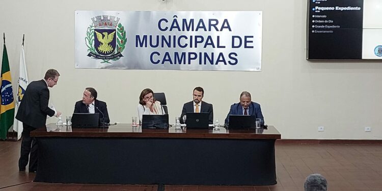 Debora Palermo, em sua primeira sessão como presidente da Câmara:  substituição a Zé Carlos após afastamento - Foto Leandro Ferreira Hora Campinas