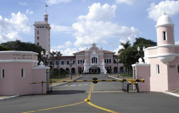 Bolsonaro dorme na EsPCEx, explora gafe de Lula e defende armas