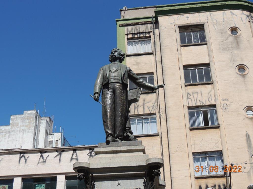 Estátua de bronze é roubada de praça em Belém, Pará
