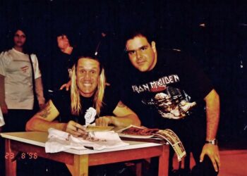 O campineiro Mauricio Gomes e o baterista Nicko McBrain, do Iron Maiden: autógrafo conquistado com atraso de 11 anos. Foto: Arquivo Pessoal
