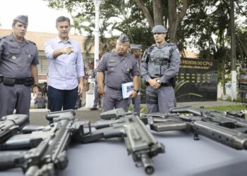 Governador em visita ao quartel da PM em Campinas no primeiro semestre deste ano: Rodrigo Garcia (PSDB) passou a usar colete à prova de balas Foto: Divulgação