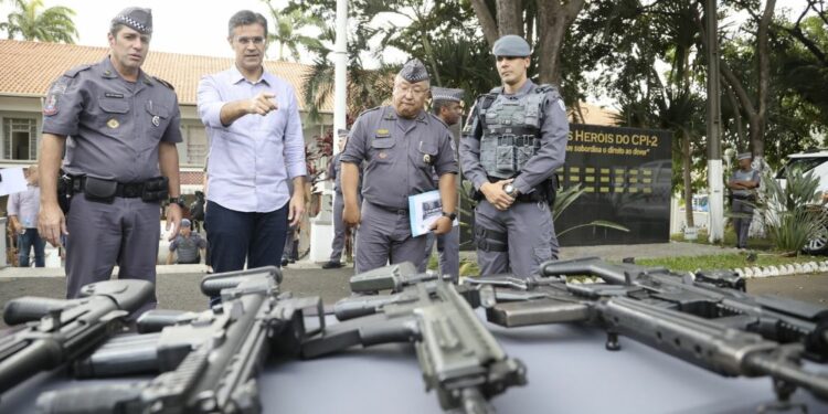 Governador em visita ao quartel da PM em Campinas no primeiro semestre deste ano: Rodrigo Garcia (PSDB) passou a usar colete à prova de balas Foto: Divulgação