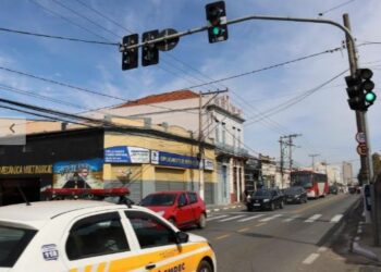 Semáforo inteligente controla o fluxo na esquina da Rua Dr. Salles Oliveira com Rua Barão de Monte Mor - Foto: Divulgação/Emdec
