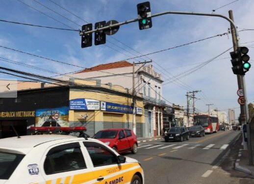 Cruzamentos no Centro e Vila Industrial recebem semáforos inteligentes