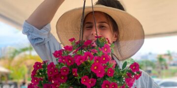 Camila Liboni trabalha com flores nas feiras da cidade: e região "As plantas me ajudam a entender melhor a realidade do mundo e das pessoas" - Fotos: Kátia Camargo/Hora Campinas e Divulgação