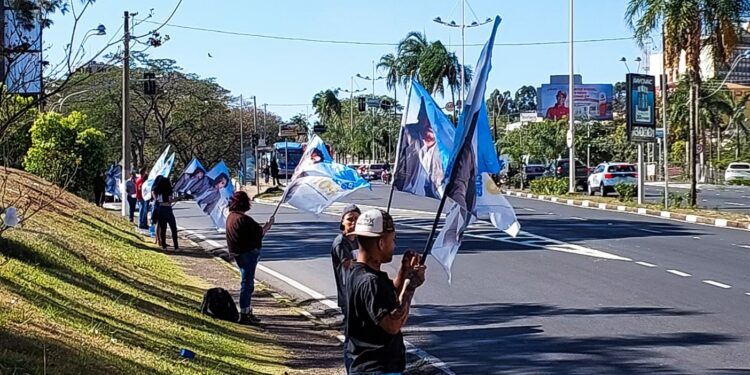Bandeiras de candidatos tomam as ruas de Campinas: estratégia para ganhar voto Fotos: Leandro Ferreira/Hora Campinas