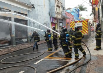 Bombeiros tentam controlar o incêndio no centro. Fotos: Leandro Ferreira/Hora Campinas