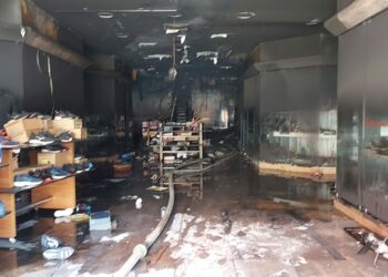 Corpo de Bombeiros realiza o rescaldo na loja incendiada neste domingo. Fotos: Leandro Ferreira/Hora Campinas
