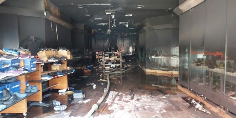 Corpo de Bombeiros realiza o rescaldo na loja incendiada neste domingo. Fotos: Leandro Ferreira/Hora Campinas