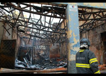 O incêndio de grandes proporções que atingiu imóveis comerciais no Centro de Campinas neste domingo (4) deixou um cenário de completa destruição Fotos: Leandro Ferreira/Hora Campinas
