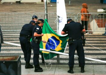 Membros da Guarda Municipal preparam a bandeira brasileira para a cerimônia de hasteamento antes do desfile desta quarta-feira, na Avenida Francisco Glicério Foto: Leandro Ferreira/Hora Campinas