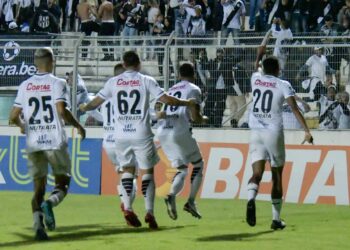 Ponte Preta vence Sport e fica a seis pontos do G4