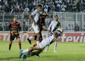 Os dois gols da partida saíram no primeiro tempo: a Macaca abriu o placar e o Ituano empatou. Fotos: Foto: Álvaro Jr./PontePress