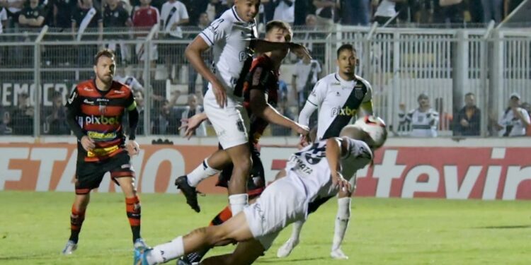 Os dois gols da partida saíram no primeiro tempo: a Macaca abriu o placar e o Ituano empatou. Fotos: Foto: Álvaro Jr./PontePress