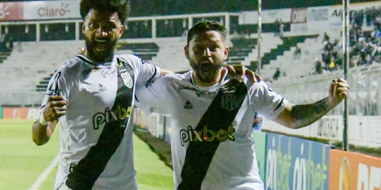 Élvis (à direita) celebra com Artur o golaço à la Dicá: jogador talentoso jogou os 90 minutos. Fotos: Álvaro Jr./Ponte Press